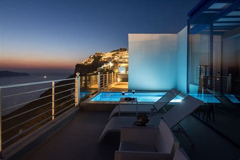 NEFELES LUXURY SUITES .